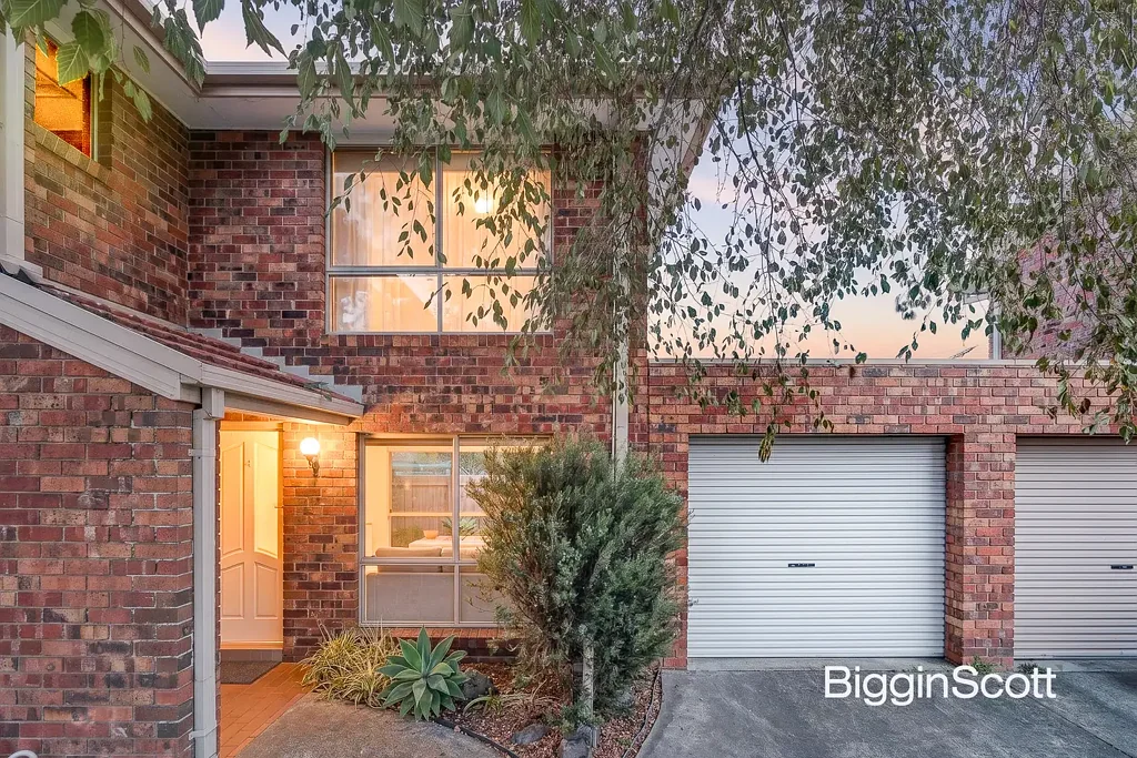 Clayton 3Zimmer STREAMLINED, SPACIOUS AND SUPERBLY POSITIONED!