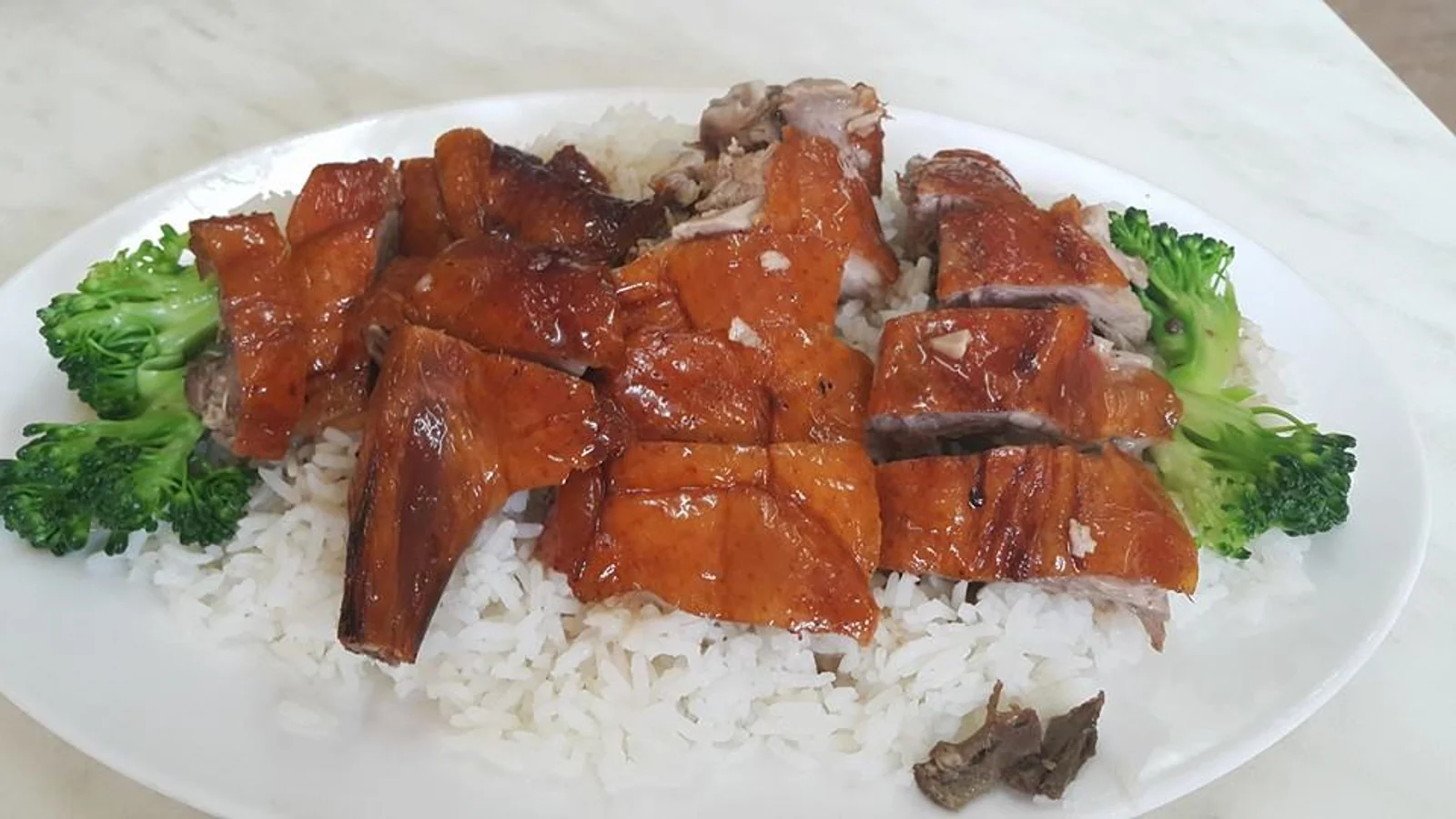 奥克兰一中餐馆烤鸡里爬出活蛆，Kiwi顾客怒拍视频疯传