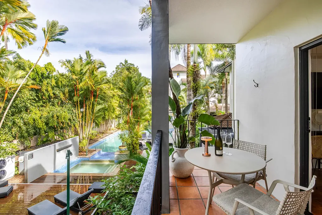 1 BEDROOM : 1 BATHROOM : FULLY FURNISHED : CLOSE TO TOWN & BEACH : SHORT-TERM LEASE