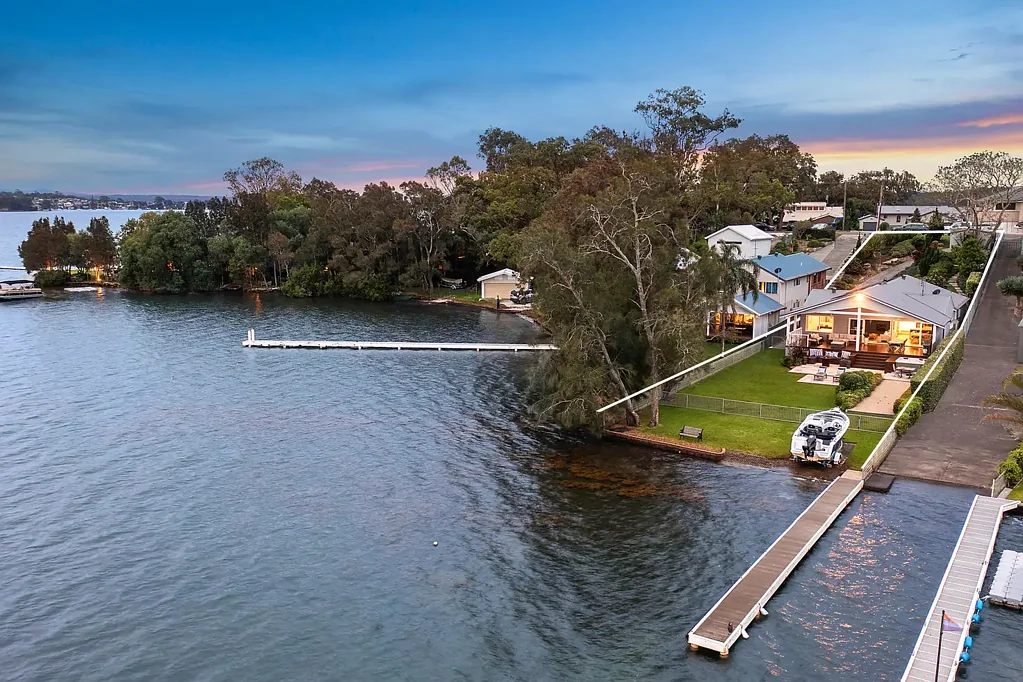 Summerland Point 4Moenga Absolute lakefront luxury