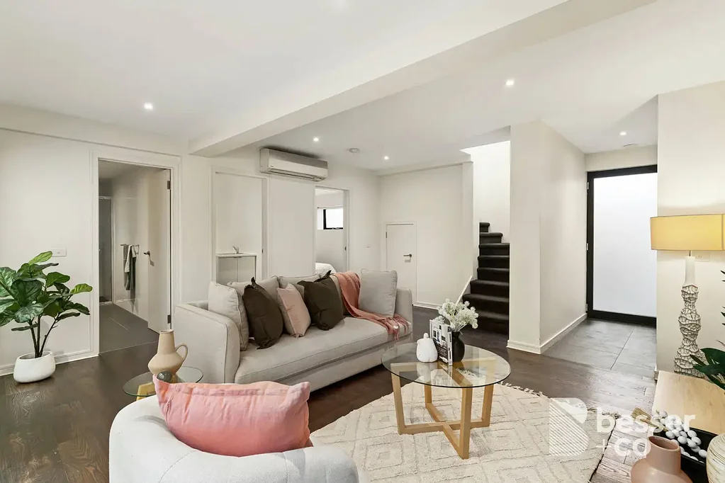 St Kilda East 2ห้องนอน Two Floors of North Facing Indoor Outdoor Flair