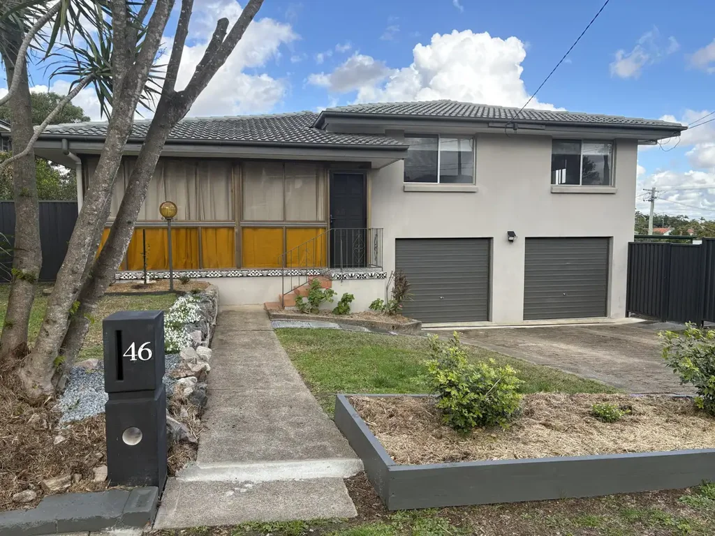 3 Bedroom House in a quiet street with Swimming Pool and Spacious backyard