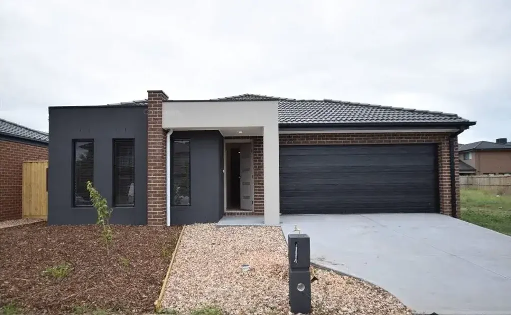 Fabulous 4Br Family Home in Point Cook!