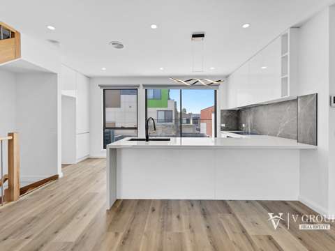 Craigieburn 3 Bedroom Brand-New Townhouse Next to Highlands Shopping Centre !!!