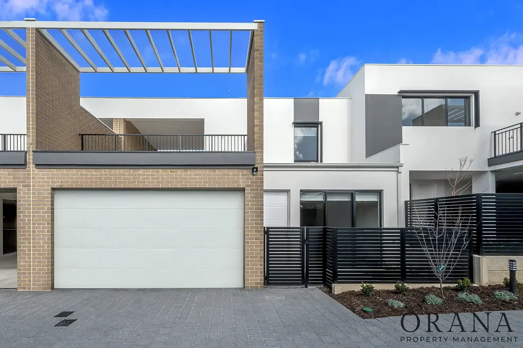 STUNNING QUALITY-BUILT TOWNHOUSE