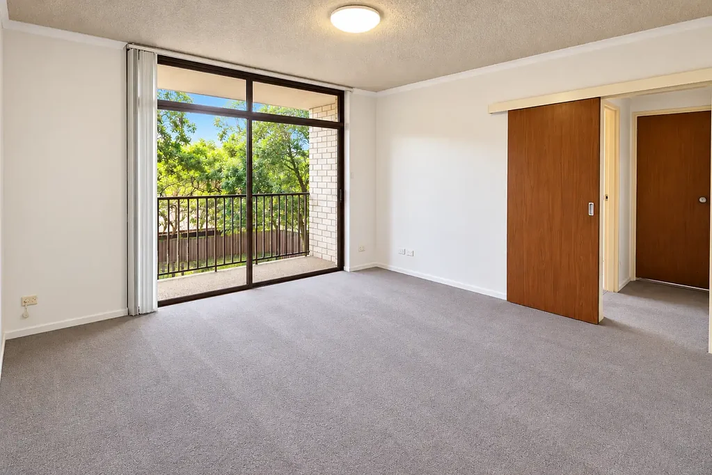 Bright & Spacious First Floor Apartment With Parking