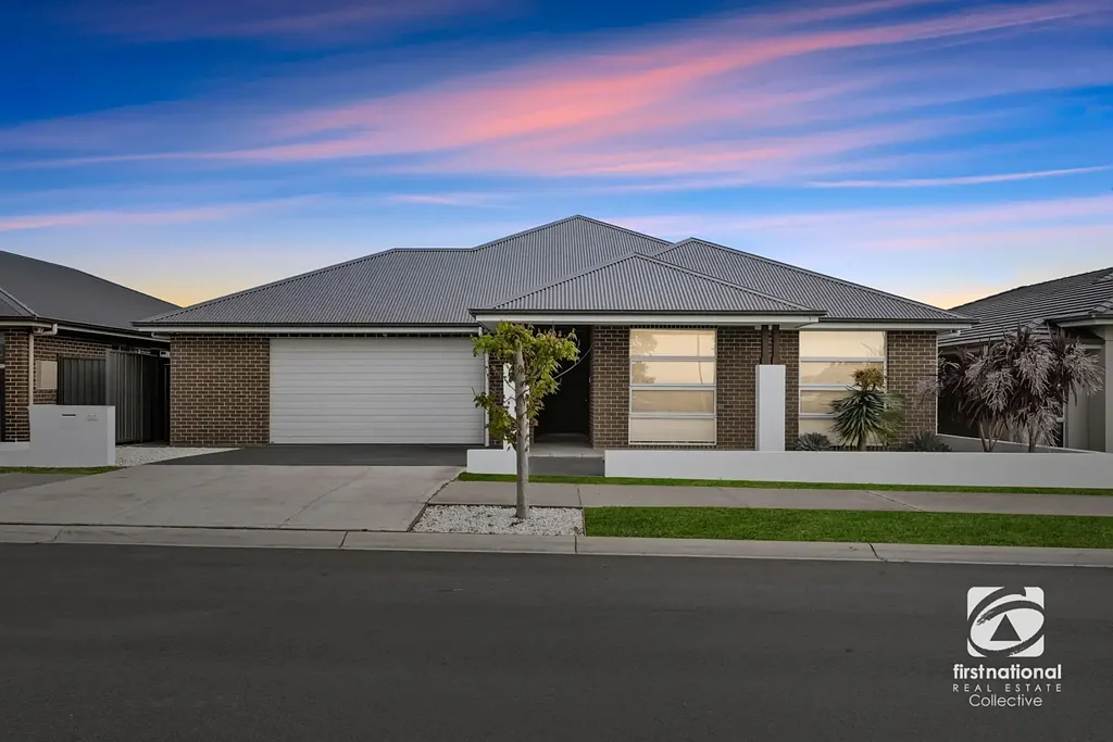 Oran Park 4房 俯瞰体育中心 40SQ大宅 四卧三卫 主卧套间 厨房石材 游泳池 双车库 太阳能系统 “A Truly Exquisite Home for the Larger Family”