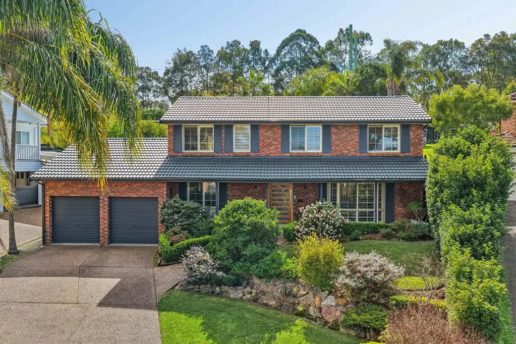 Baulkham Hills 4房 宽敞家庭住宅 - 备受欢迎的 Crestwood Estate 度假村式生活 Expansive Family Home - Resort Style Living in Desirable Crestwood Estate