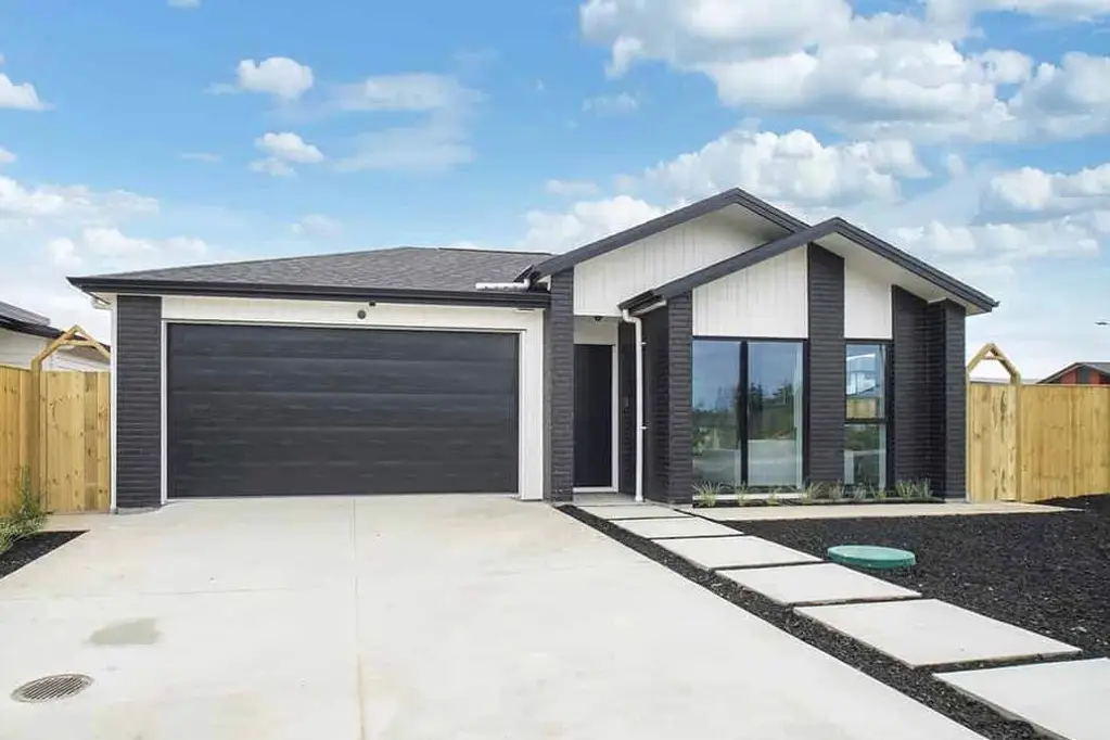 Clarks Beach 4 Bedroom Beachside Living – Move in Today!