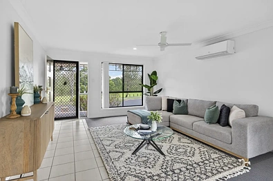 Logan Reserve 4房 公园景观 主卧套间 双车位 现代厨房 全新粉刷 湖泊景观 家庭友好 SWEEPING PARKLAND VIEWS ACROSS A FAMILY-FRIENDLY RESERVE & LAKE......