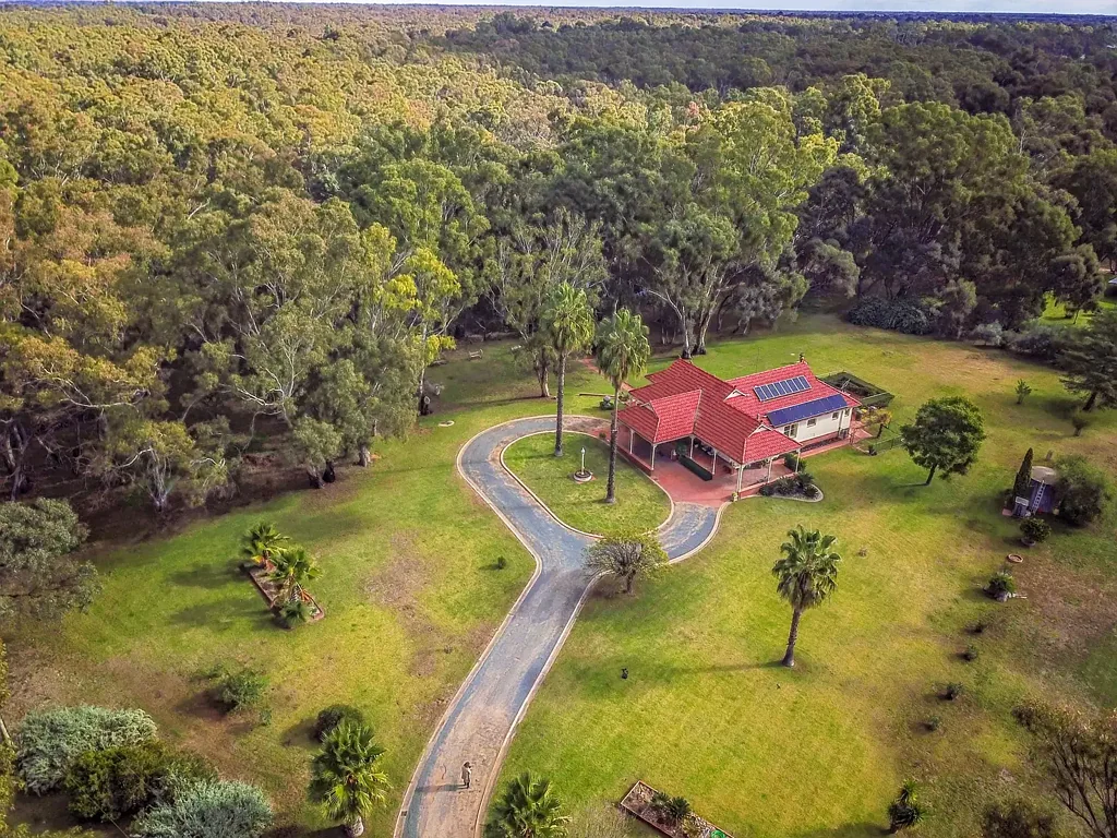 Deniliquin 3 Bedroom Magnificent Country Retreat on Coonambidgal Creek