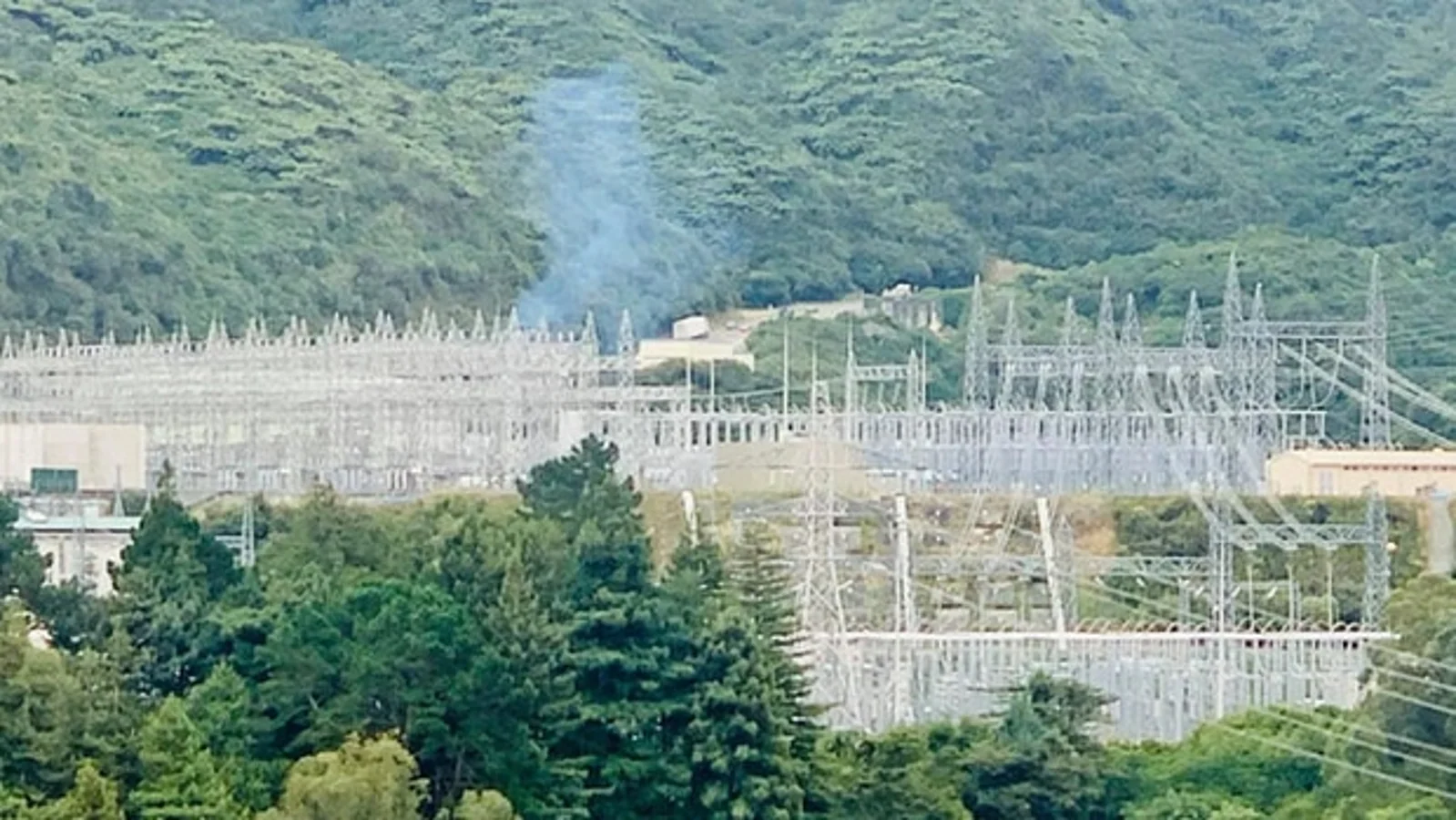突发！北岛变电站爆炸！9万房屋停电！火车停运！