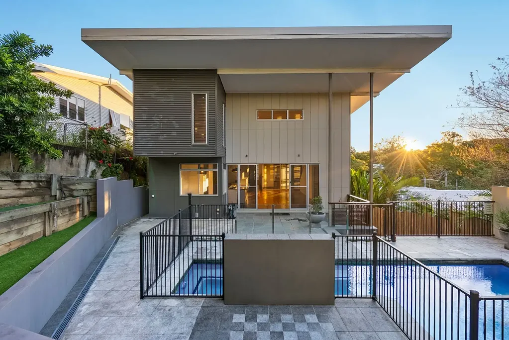 Yeronga 6chambre Architecturally Designed Masterpiece | High-Quality Finishes & Multi-Generation Living