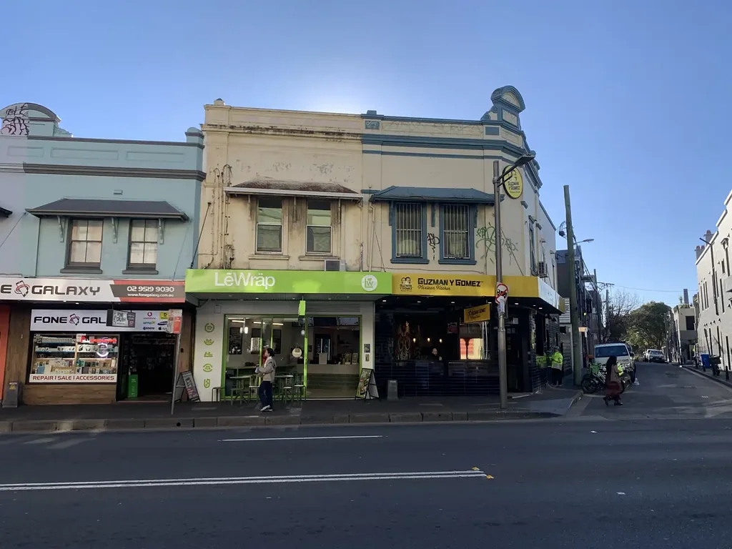 NEWLY RENOVATED & SPACIOUS APARTMENT IN HEART OF NEWTOWN. Entry at Rear (Behind Le Wrap)