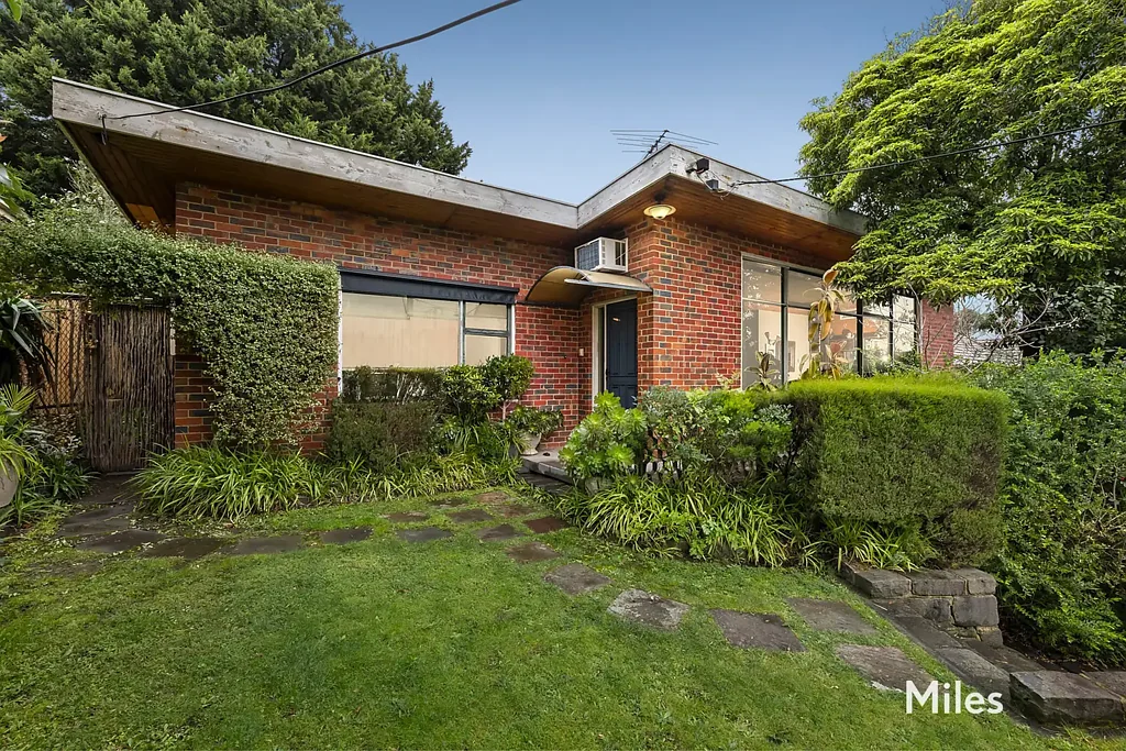 Heidelberg 4 Bedroom Rare Mid-Century Gem Near Parkland & Burgundy Street