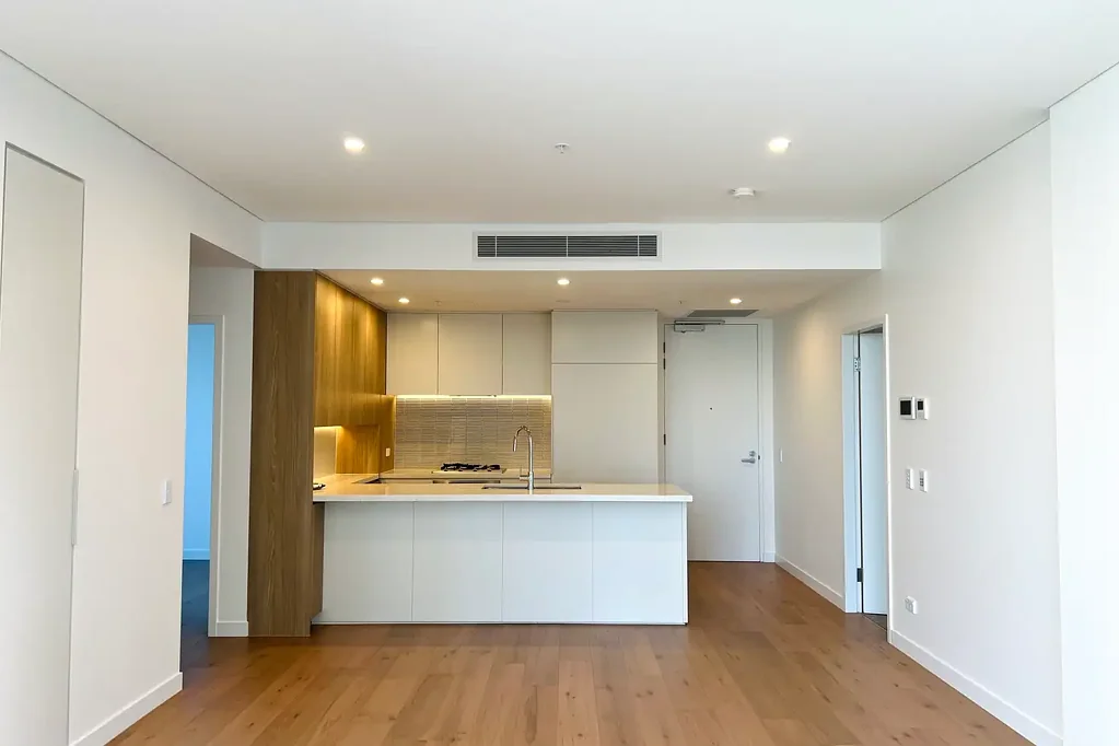 Timber Floor & 2 Bedroom + Study(Potentially the third bedroom) & Brand New & Kitchen Island & 1-Min Walking to MQ UNI