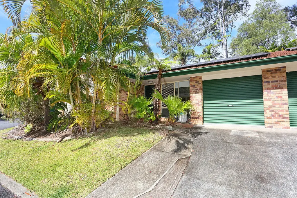 Coombabah 3ਬੈੱਡਰੂਮ Fresh, Modern & Move‑In Ready — Renovated Corner Gem in Pine Ridge Close