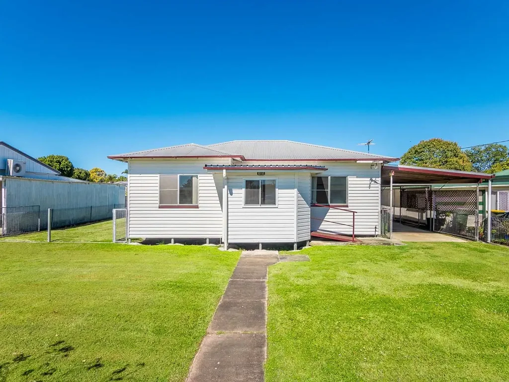 Casino 3 Bedroom Solid Home On Large Block