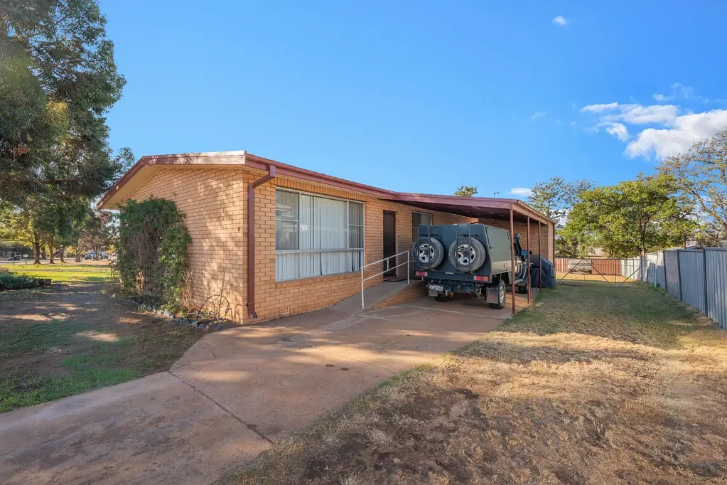 Condobolin 3房  Ray White Condobolin - (02) 6895 3364