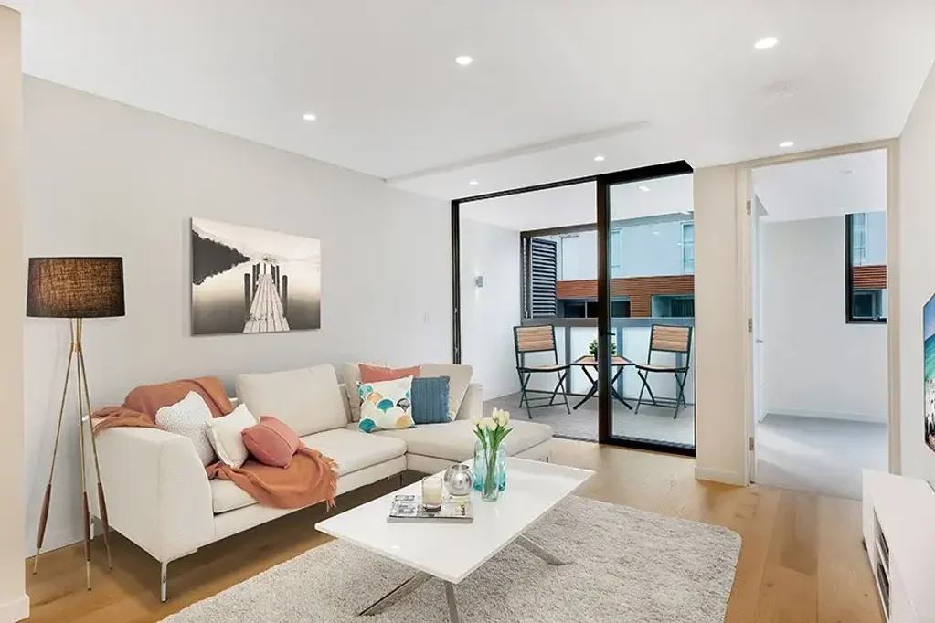 Quiet Two Bedroom Apartment Facing Grosvenor's Lane - Within Walking Distance To Restaurants, Cafes and Shops