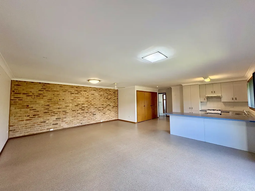 Spacious Upstairs 3 bedroom Unit with Open Plan Living