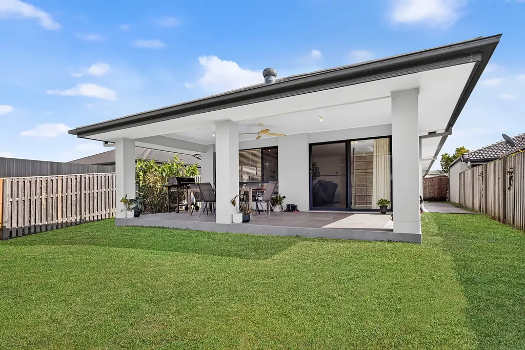 Pimpama 3chambre Stylish Entertainer with Parkland Views