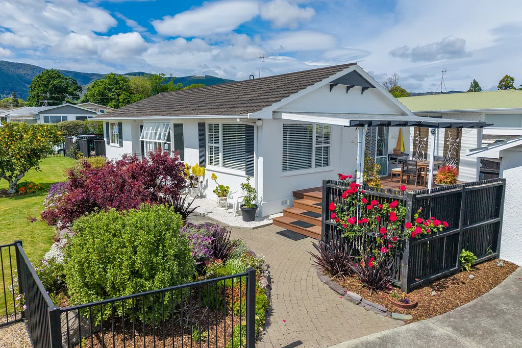 Stoke 3房  Delightfully Renovated Home in a Prime Location