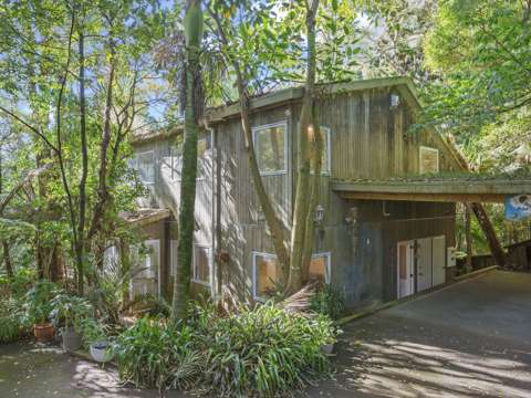 Titirangi 3部屋 Calling All Renovators - Huge Potential!