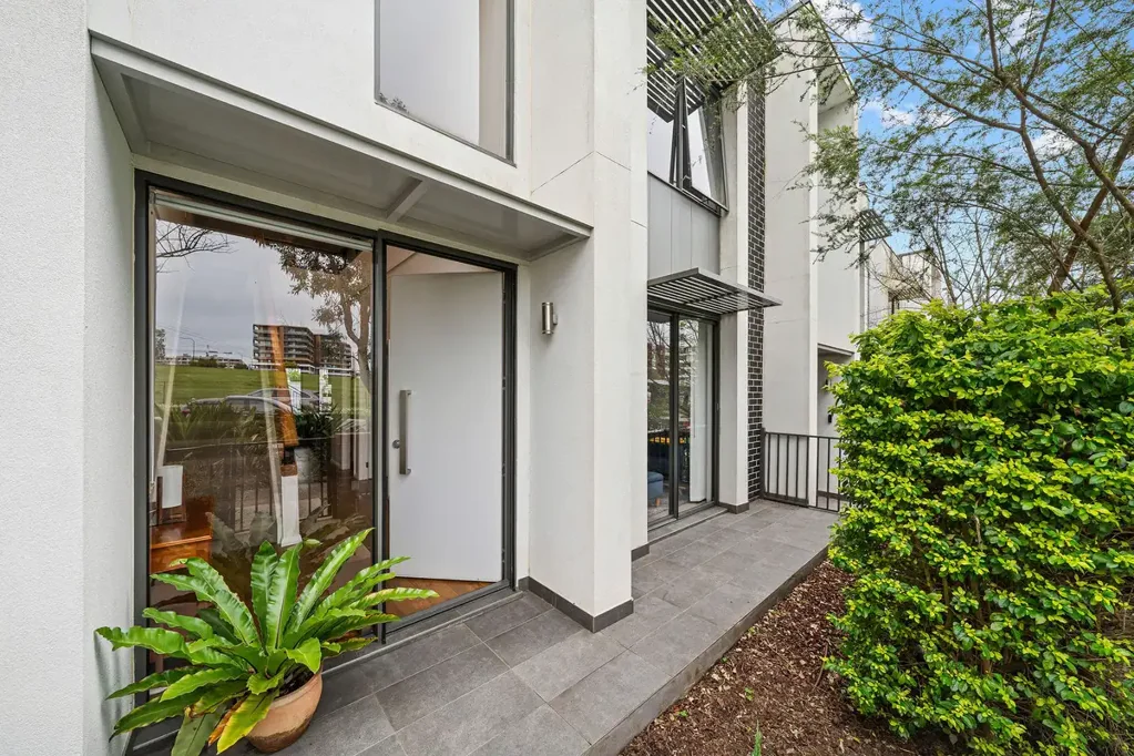 Rouse Hill 4房 现代设计联排别墅 4卧2.5卫 双车位车库 社区泳池网球场 步行地铁站 车程购物中心 Contemporary Torrens Title Terrace in Prime Rouse Hill Location