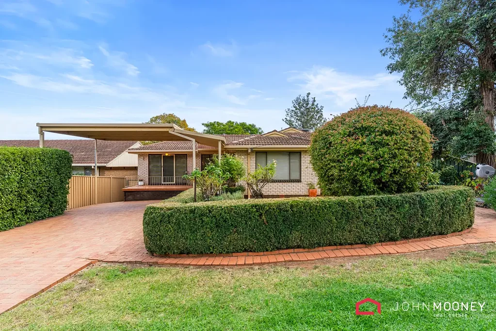 7 Churchill Avenue, Kooringal, NSW 2650