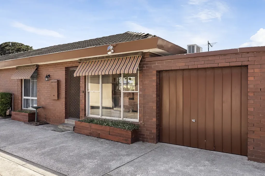 Mordialloc 1 Bedroom MOMENTS FROM THE BEACH!