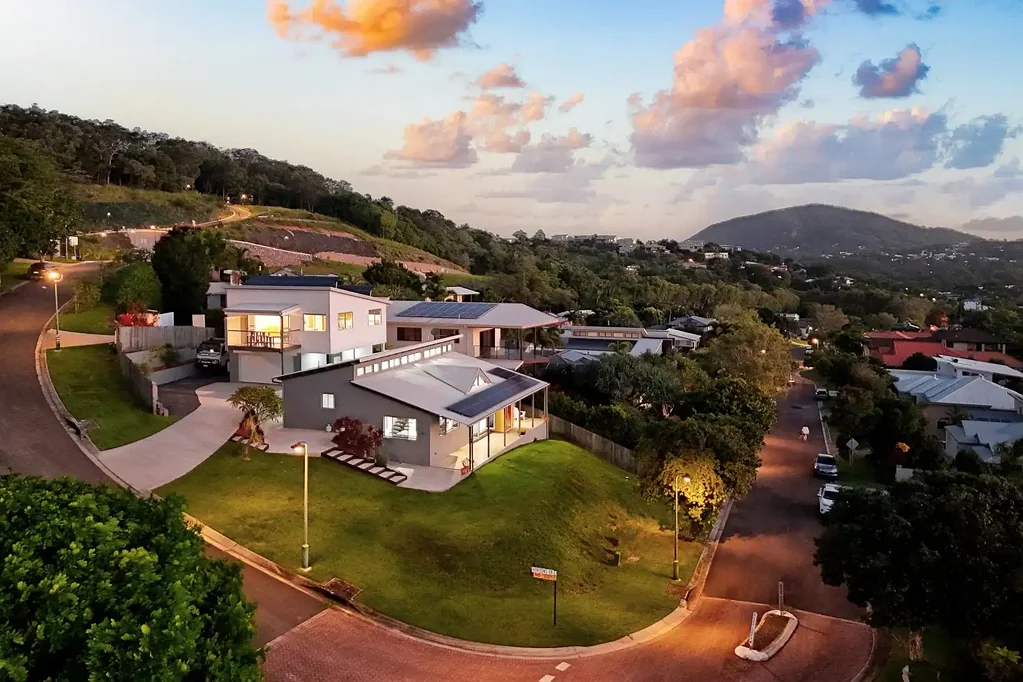 Coolum Beach 5ห้องนอน COUNCIL APPROVED DUAL LIVING + HINTERLAND VIEWS!