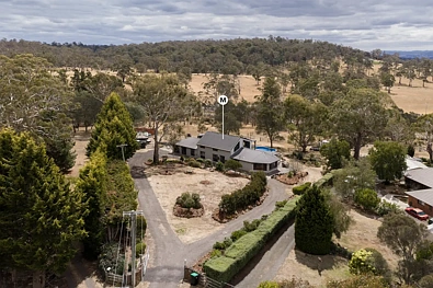 Devon Hills 5 Slaapkamer Expansive five-bedroom home, private gated setting, multiple living areas, outdoor entertaining with pool and spa, large garage and shed