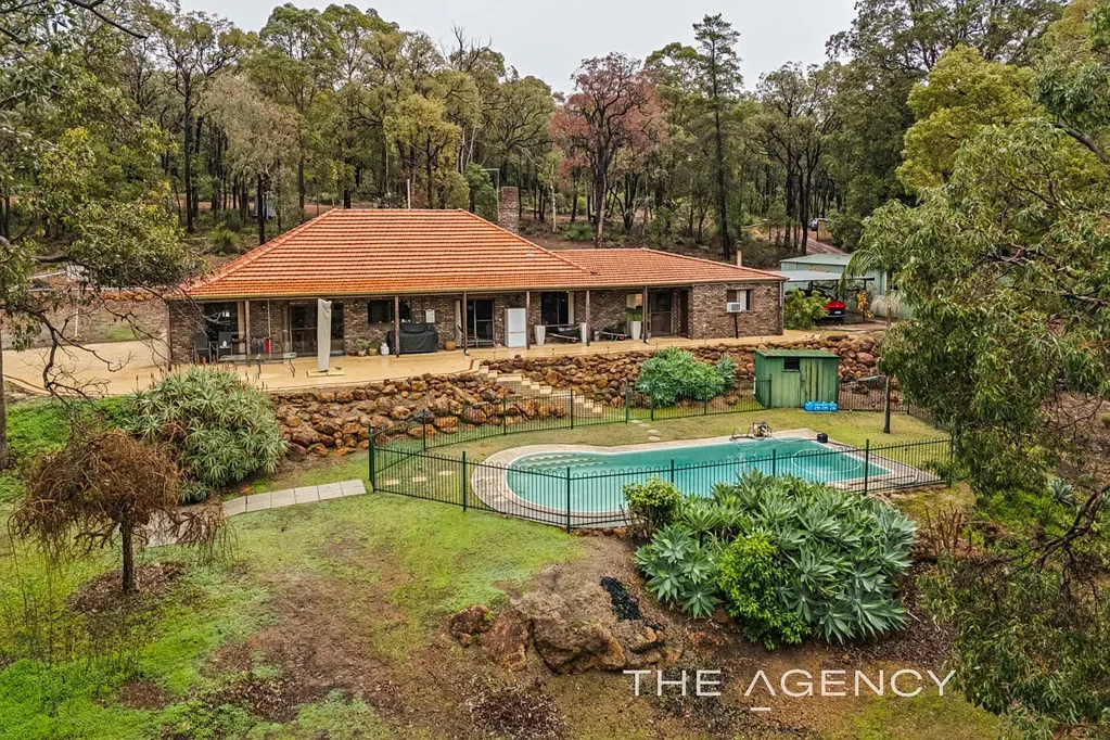 Hovea 4房  Timeless Hills Living on Five Acres – Iconic Les Friday Built Character Home
