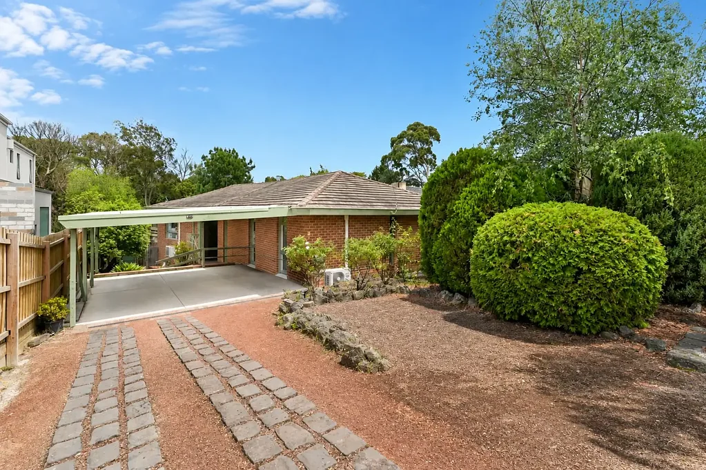 Doncaster East 3房 宽敞地块651m² 舒适三卧两卫 精良装修 起居餐饮一体 功能厨房 户外园艺空间 双车棚 学区房 社区便利 Build Your Dream Home within Double School Zones