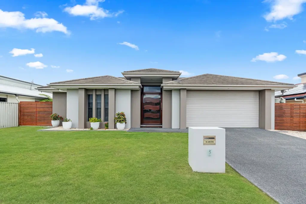 Eli Waters 4房  LAKESIDE LUXURY, DESIGNED FOR THE WAY FAMILY LIFE SHOULD FEEL