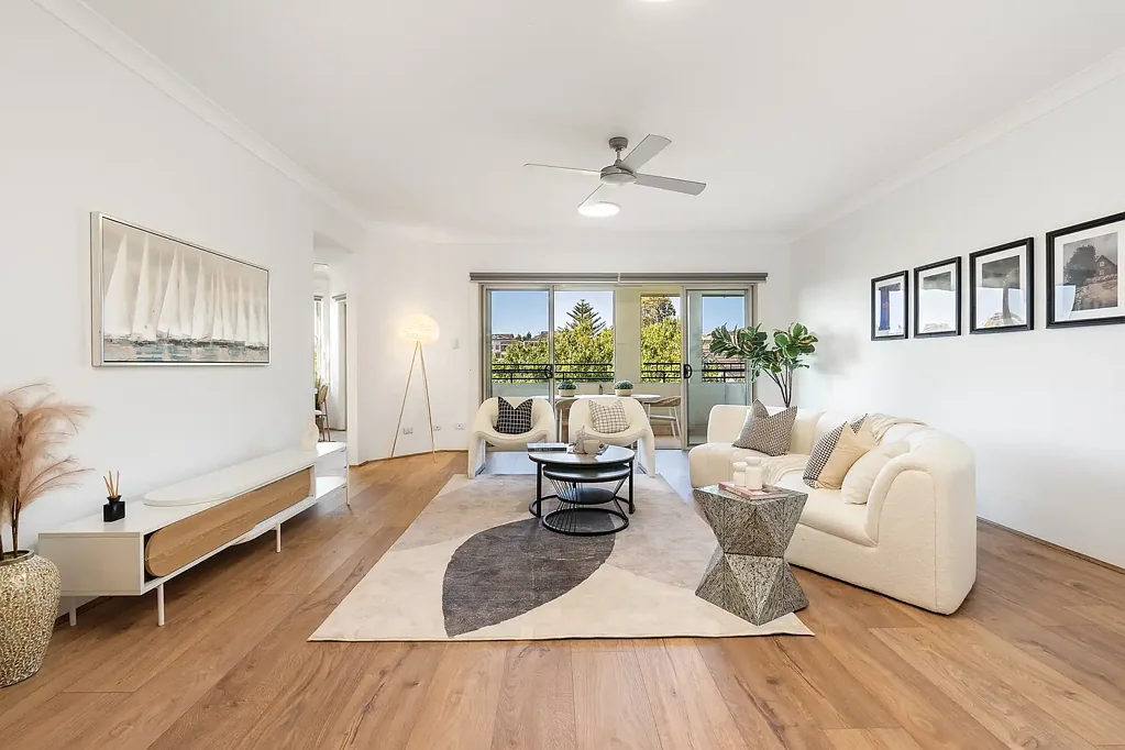 Abbotsford 3 Slaapkamer Elegant, Fully Renovated House‑Like Apartment in Prestigious Waterfront Resort-Style Complex