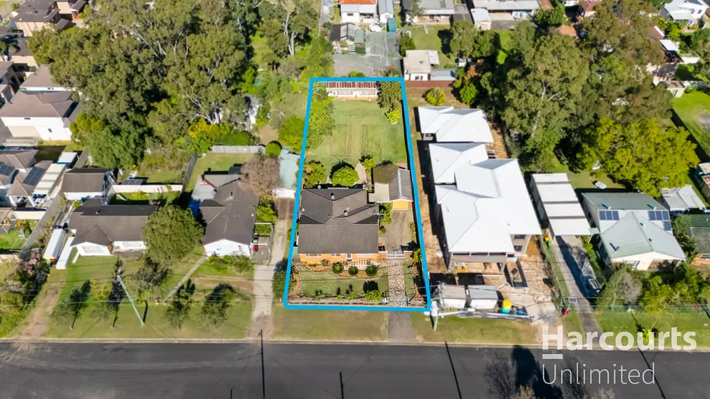 Doonside 3房 1214sqm大土地 宽阔临街面 顶级学校步行近 商店火车站便捷 朝北采光充沛 精心设计厨房 高端电器配备 独立单车车库 多车位空间足 1,214SQM | 20.17M FRONTAGE | HUGE DEVELOPMENT POTENTIAL