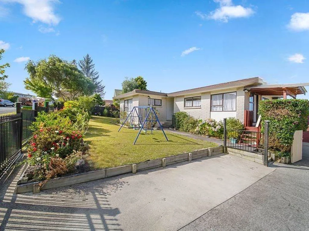 3 Bedrooms Plus A Huge Rumpus/4th Bedroom !
