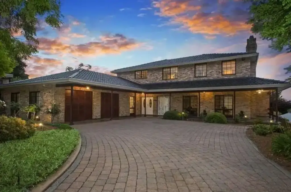 Castle Hill 5침실 Elevated 1,572sqm Parcel with Expansive Family Home and Development Opportunity (STCA)