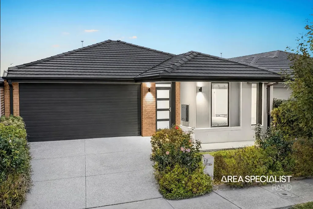 10 Flanker Way, Clyde, VIC 3978
