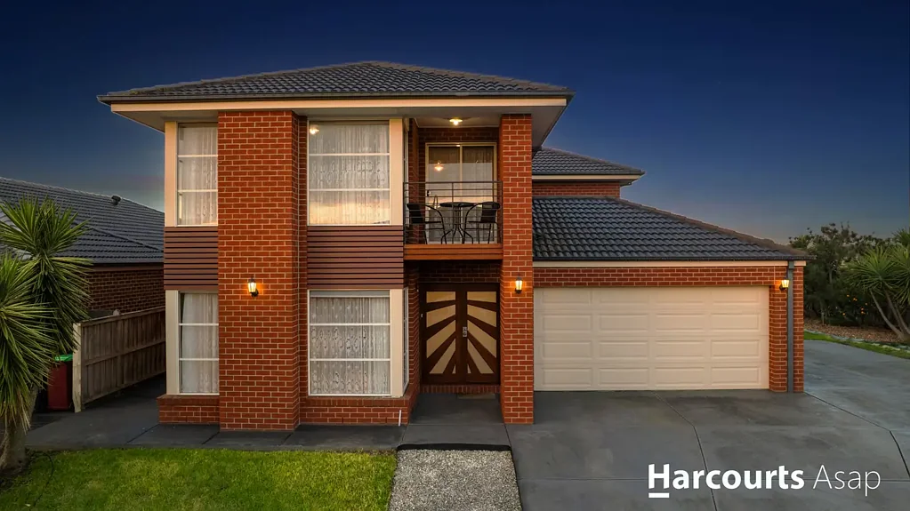 Lyndhurst 4房 Lyndhurst Estate宽地 830㎡ 双层住宅 时尚中心厨房 石质台面 开放式起居 全年娱乐 主套房带景阳台 四卧宽敞 管道暖气 降温系统 学府公园近便 Modern Family Living on a Generous 830m² in Lyndhurst Estate!