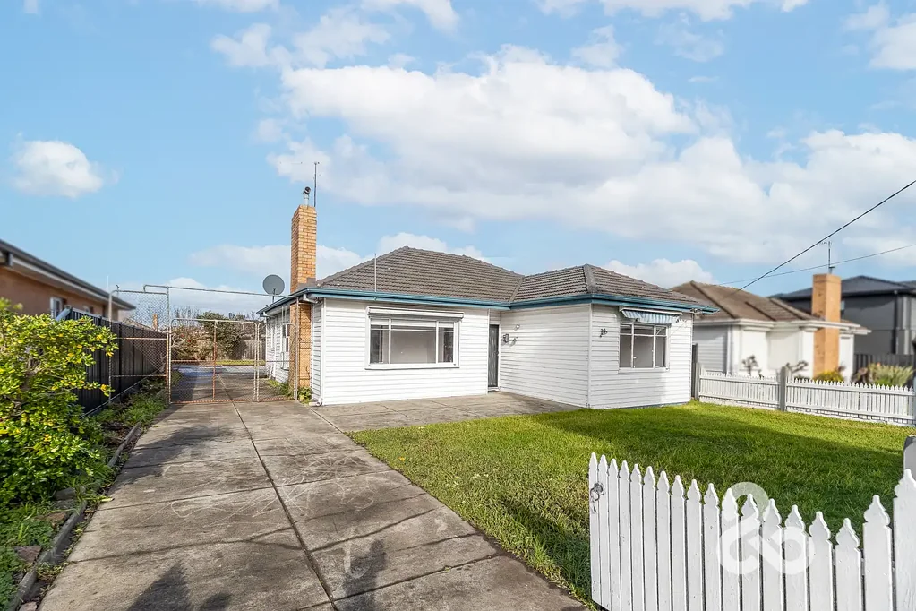 SPACIOUS 3-BEDROOM FAMILY HOME IN PRIME LOCATION