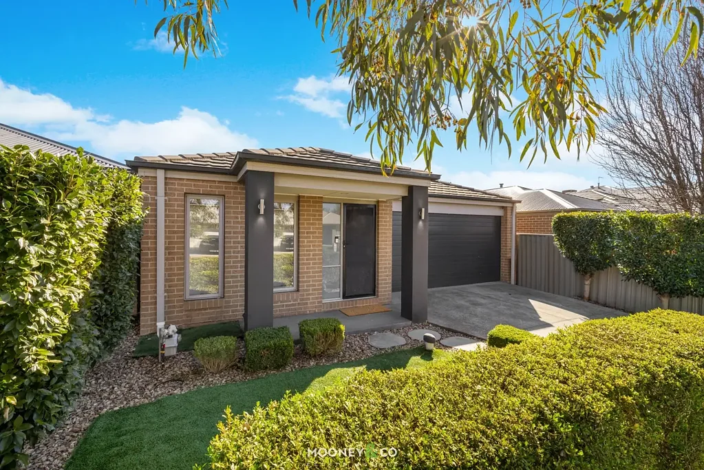 Cranbourne East 3 Bedroom Neat, Sweet and Oh So Complete!