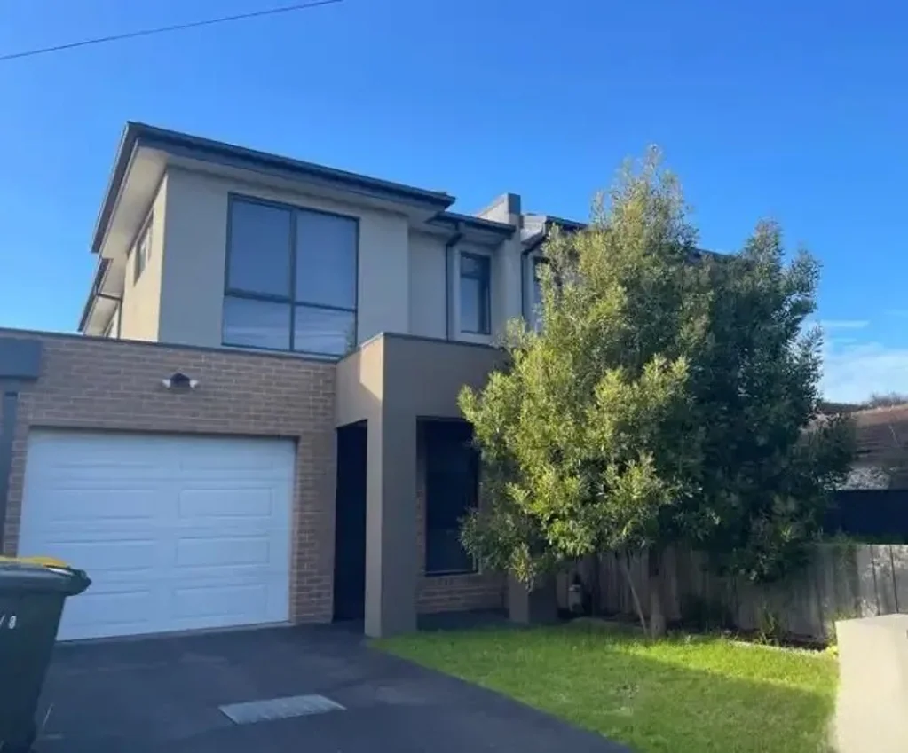 Modern 3-Bedroom Townhouse Near Monash University, Clayton