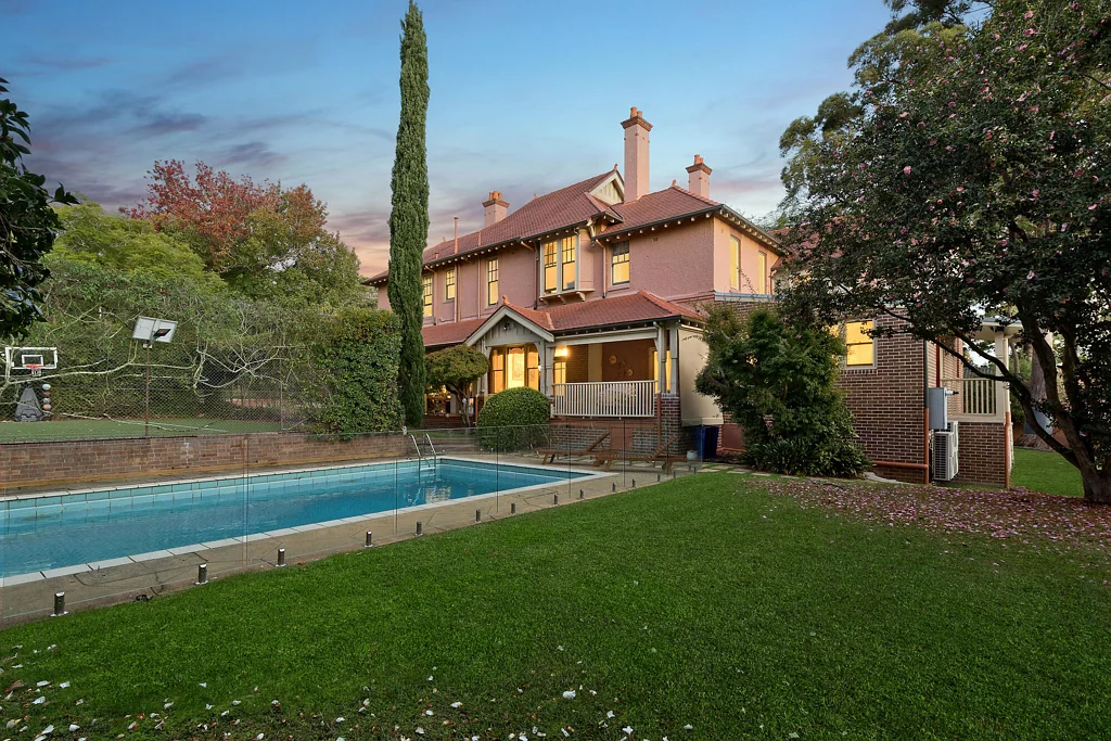 Wahroonga 5房 3233㎡地块！永恒典雅邂逅奢华翻新，带网球场、游泳池与英式景观花园！ Reimagined timeless elegance with tennis court and pool on 3233sqm