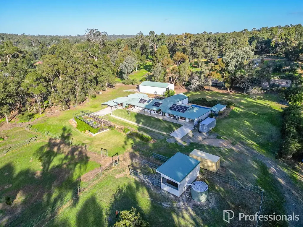 Gidgegannup 4房  STUNNING 5 ACRE HOMESTEAD WITH PADDOCKS, WORKSHOP AND BORES!