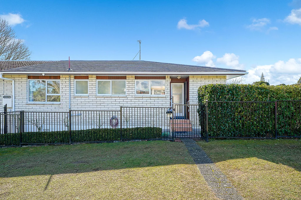 Te Atatu South 2chambre They've Outgrown It. You'll Fall For It.