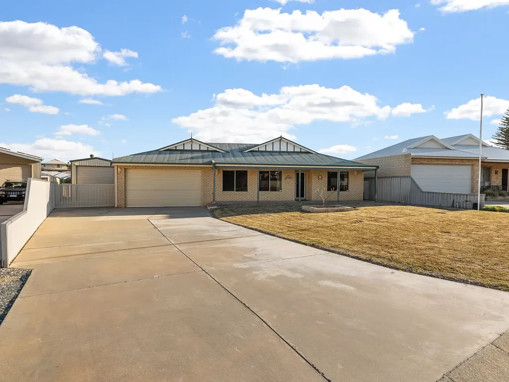 Ledge Point 3બેડરૂમ A WELL-LOVED SEASIDE SANCTUARY ON A MASSIVE BLOCK | DUAL SHEDS & GARAGE