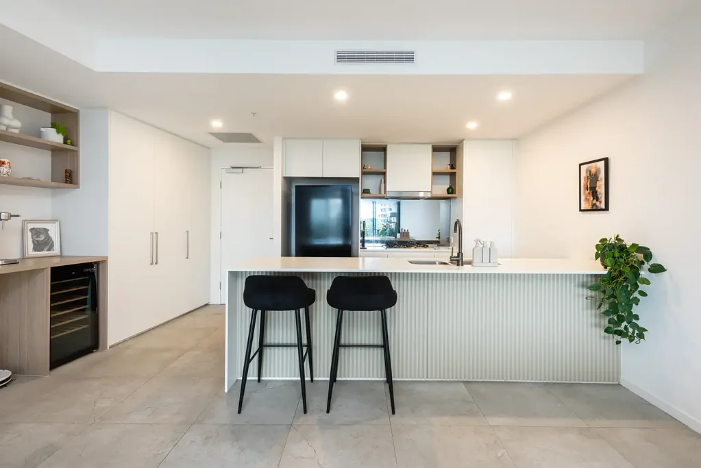 Hope Island 2Phòng ngủ Waterfront Two-Bedroom Apartment PLUS Two Side-by-side Car Spaces - Investor Selling!